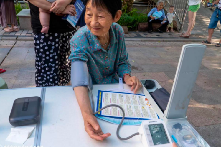 渝北回兴街道锦屏路社区举办爱心义诊，守护居民健康暖人心